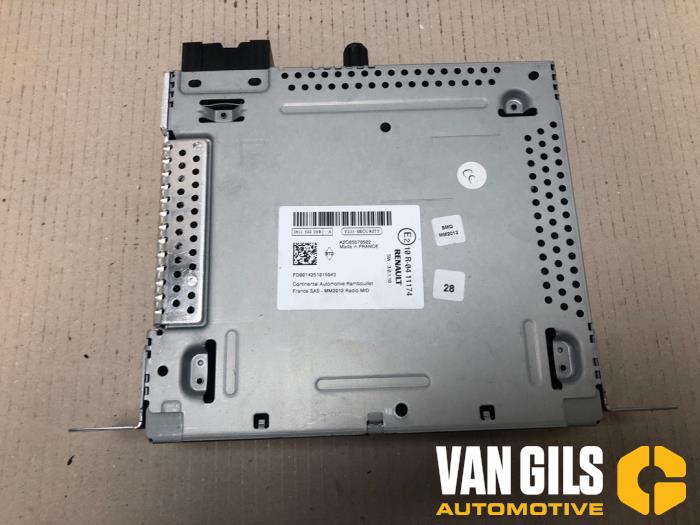 Radio module from a Renault Clio IV (5R) 1.5 Energy dCi 90 FAP 2014