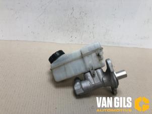 Used Master cylinder Renault Clio IV (5R) 1.5 Energy dCi 90 FAP Price on request offered by Van Gils Automotive
