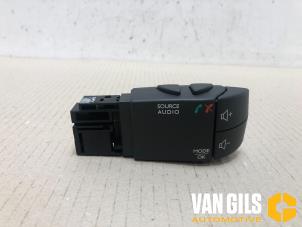 Used Steering wheel mounted radio control Renault Clio IV (5R) 1.5 Energy dCi 90 FAP Price € 30,00 Margin scheme offered by Van Gils Automotive
