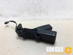 Used Rear seatbelt buckle, centre Renault Clio IV (5R) 1.5 Energy dCi 90 FAP Price on request offered by Van Gils Automotive