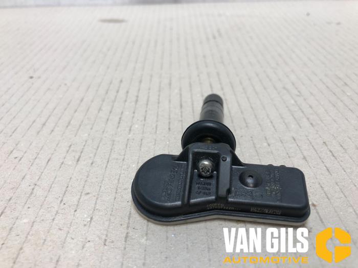 Tyre pressure sensor from a Renault Clio IV (5R) 1.5 Energy dCi 90 FAP 2015
