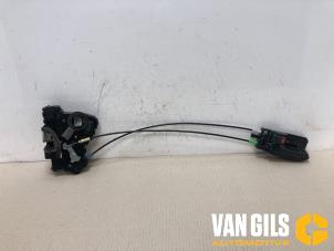 Używane Mechanizm blokady drzwi lewych przednich wersja 4-drzwiowa Daihatsu Sirion 2 (M3) 1.0 12V DVVT Cena na żądanie oferowane przez Van Gils Automotive