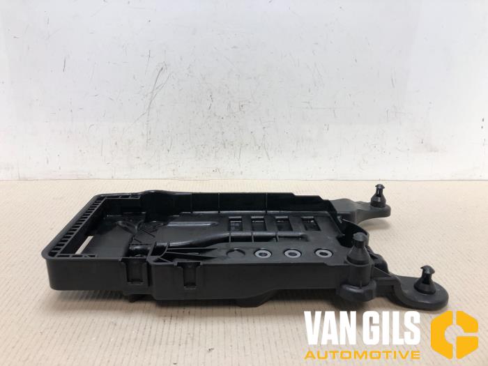 Begagnade Batterilåda Volkswagen Polo VI (AW1) 1.0 MPi 12V Pris € 39,93 Inklusive moms erbjuds av Van Gils Automotive