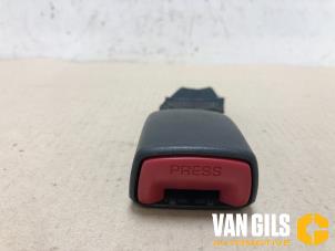 Used Rear seatbelt buckle, centre Citroen C1 1.0 12V Price on request offered by Van Gils Automotive