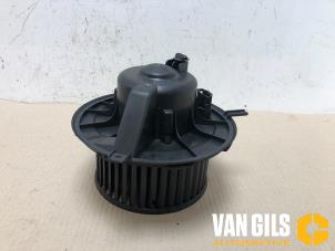 Usados Motor de ventilador de calefactor Volkswagen Caddy III (2KA,2KH,2CA,2CH) 2.0 SDI Precio € 45,00 Norma de margen ofrecido por Van Gils Automotive