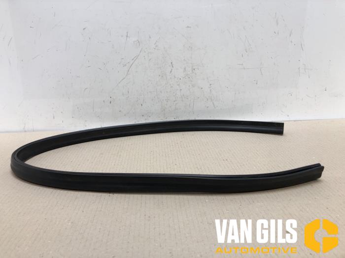Bonnet rubber from a Volkswagen Polo VI (AW1) 1.6 TDI 16V 95 2017