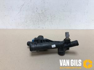 Gebrauchte Thermostatgehäuse Volvo V40 (MV) 1.6 T2 GTDi 16V Preis € 30,00 Margenregelung angeboten von Van Gils Automotive