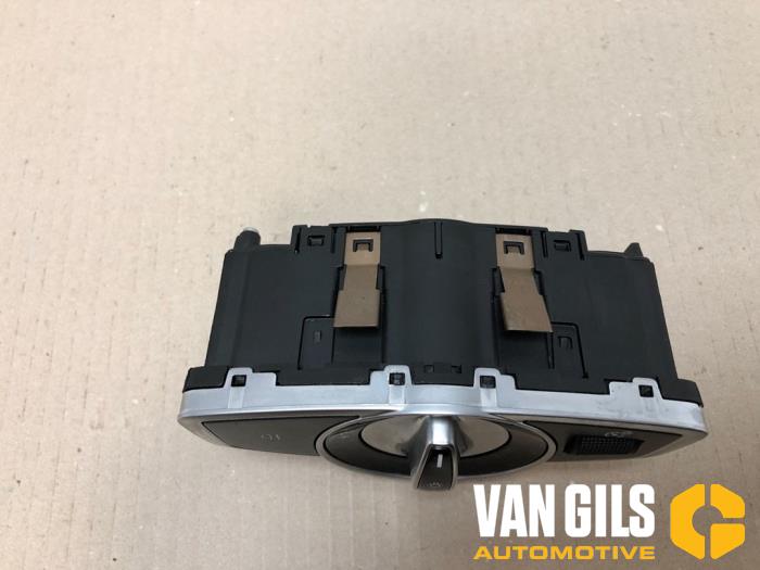 Light switch from a Mercedes-Benz E (W213) E-63 AMG S 4.0 V8 Turbo 4-Matic+ 2019