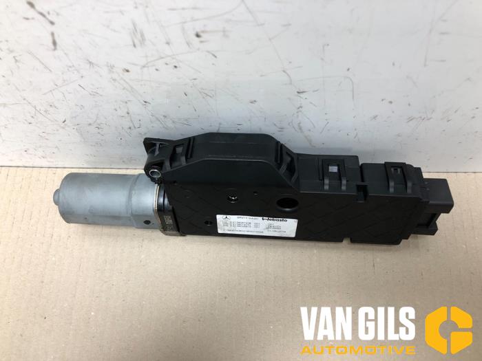 Sunroof motor from a Mercedes-Benz E (W213) E-63 AMG S 4.0 V8 Turbo 4-Matic+ 2019