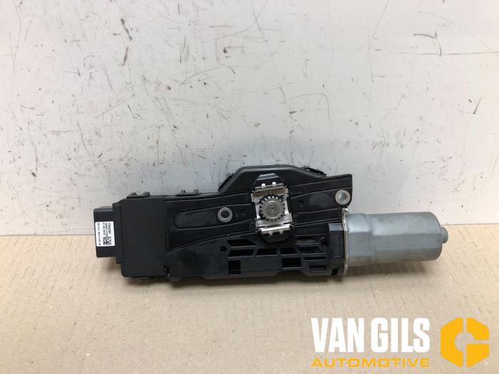 Sunroof motor from a Mercedes-Benz E (W213) E-63 AMG S 4.0 V8 Turbo 4-Matic+ 2019