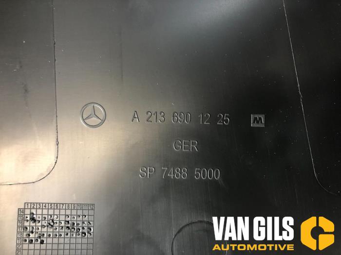 Embellecedor centro derecha de un Mercedes-Benz E (W213) E-63 AMG S 4.0 V8 Turbo 4-Matic+ 2019