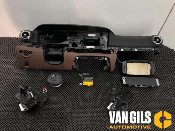 Begagnade Airbagset + modul Mercedes E (W213) 4.0 E-63 S AMG V8 Turbo 4-Matic+ Pris € 2.499,99 Marginaltabell erbjuds av Van Gils Automotive