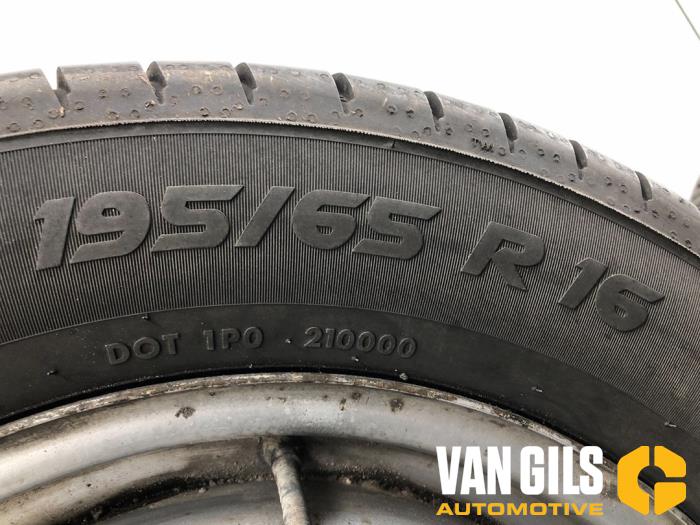 Set of wheels + tyres from a Iveco New Daily V 29L13V, 35C13V, 35S13V, 40C13V, 40S13V 2012