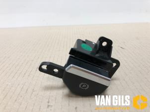 Usados Interruptor de freno de mano Lynk &amp; Co 01 1.5 PHEV Precio € 66,55 IVA incluido ofrecido por Van Gils Automotive