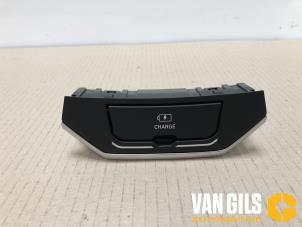 Używane Zlacze AUX/USB Lynk &amp; Co 01 1.5 PHEV Cena € 66,55 Z VAT oferowane przez Van Gils Automotive