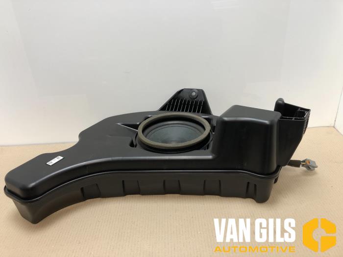 Używane Subwoofer Lynk &amp; Co 01 1.5 PHEV Cena € 181,49 Z VAT oferowane przez Van Gils Automotive