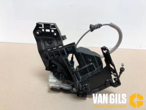 Używane Mechanizm blokady drzwi lewych tylnych wersja 4-drzwiowa Lynk &amp; Co 01 1.5 PHEV Cena € 241,99 Z VAT oferowane przez Van Gils Automotive