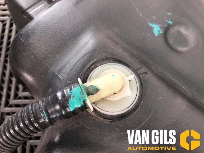 Tank from a Renault Clio IV (5R) 1.5 Energy dCi 90 FAP 2015