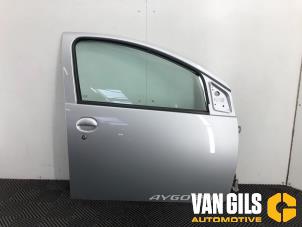 Używane Drzwi prawe przednie wersja 4-drzwiowa Toyota Aygo (B10) 1.0 12V VVT-i Cena € 175,00 Procedura marży oferowane przez Van Gils Automotive