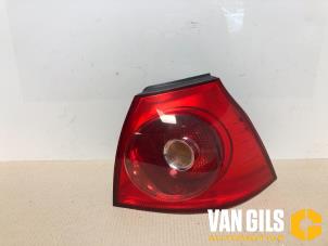 Używane Tylne swiatlo pozycyjne prawe Volkswagen Golf V (1K1) 1.4 FSI 16V Cena € 45,00 Procedura marży oferowane przez Van Gils Automotive