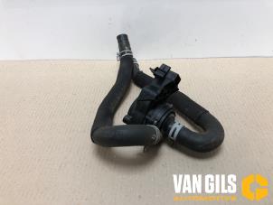 Usagé Pompe à eau supplémentaire Mercedes A (177.0) 2.0 A-220 Turbo 16V Prix € 49,99 Règlement à la marge proposé par Van Gils Automotive
