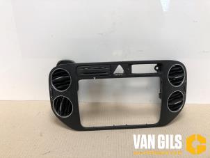 Used Dashboard part Volkswagen Golf Plus (5M1/1KP) 1.9 TDI 105 Price € 35,00 Margin scheme offered by Van Gils Automotive