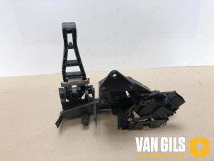 Używane Mechanizm blokady drzwi lewych przednich wersja 4-drzwiowa Ford Focus 2 1.6 16V Cena na żądanie oferowane przez Van Gils Automotive