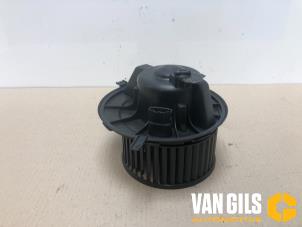 Usados Motor de ventilador de calefactor Volkswagen Caddy III (2KA,2KH,2CA,2CH) 2.0 SDI Precio € 45,00 Norma de margen ofrecido por Van Gils Automotive