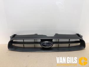 Usados Rejilla Subaru Impreza II Plus (GG) 1.6 16V TS 4x4 Precio € 40,00 Norma de margen ofrecido por Van Gils Automotive