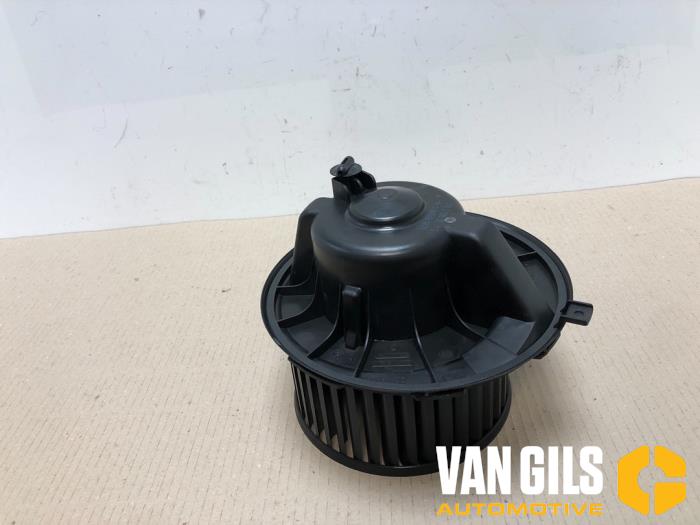 Heating and ventilation fan motor from a Volkswagen Caddy III (2KA,2KH,2CA,2CH) 1.6 TDI 16V 2011