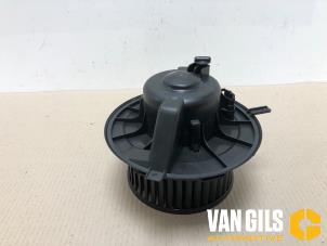 Usados Motor de ventilador de calefactor Volkswagen Caddy III (2KA,2KH,2CA,2CH) 1.6 TDI 16V Precio € 75,00 Norma de margen ofrecido por Van Gils Automotive