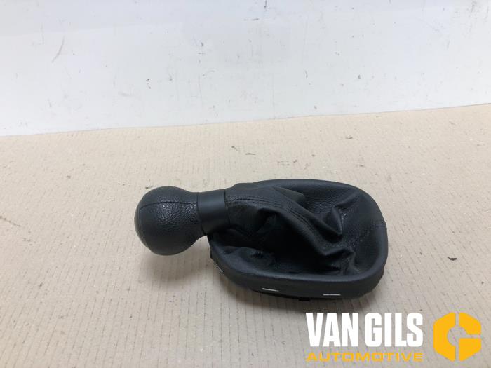 Gear stick cover from a Volkswagen Caddy III (2KA,2KH,2CA,2CH) 1.6 TDI 16V 2011