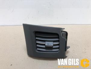 Usados Rejilla de aire de salpicadero Toyota Prius (ZVW3) 1.8 16V Precio de solicitud ofrecido por Van Gils Automotive