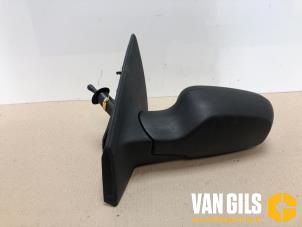 Used Wing mirror, left Renault Clio III (BR/CR) 1.2 16V 75 Price € 40,00 Margin scheme offered by Van Gils Automotive
