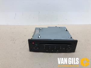 Used Radio CD player Renault Clio III (BR/CR) 1.2 16V 75 Price on request offered by Van Gils Automotive