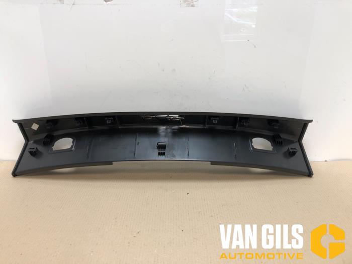 Cover strike rear from a Volkswagen Touran (1T3) 2.0 TDI 16V 140 2012