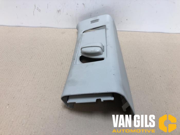C-style sealing cover right from a Volkswagen Touran (1T3) 2.0 TDI 16V 140 2012