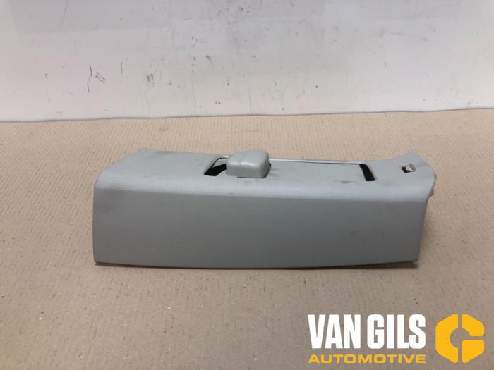 C-style sealing cover right from a Volkswagen Touran (1T3) 2.0 TDI 16V 140 2012