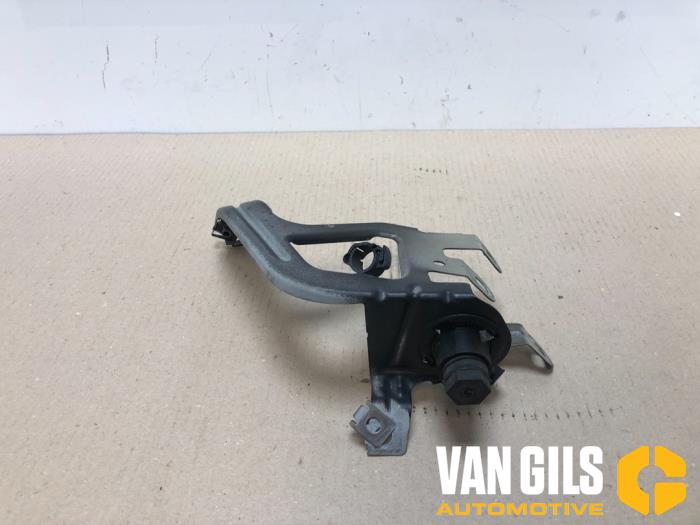 Fender mounting bracket