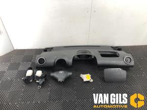 Usagé Airbag set + dashboard Toyota Aygo (B10) 1.0 12V VVT-i Prix € 450,00 Règlement à la marge proposé par Van Gils Automotive