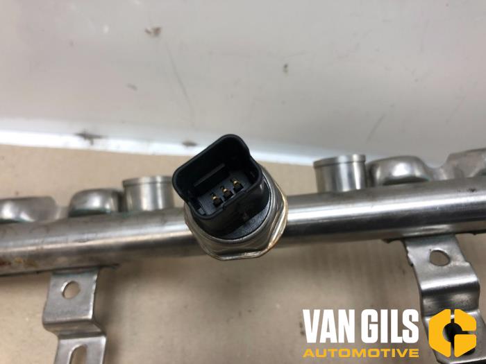 Fuel injector nozzle from a Smart Forfour (454) 1.0 12V 2006