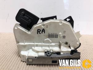 Używane Mechanizm blokady drzwi prawych tylnych wersja 4-drzwiowa Seat Leon (5FB) 1.5 TSI 16V Cena € 49,99 Procedura marży oferowane przez Van Gils Automotive