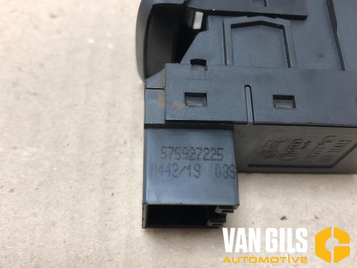 Interruptor de freno de mano de un Seat Leon (5FB) 1.5 TSI 16V 2019