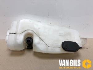 Usados Depósito de lavaparabrisas delante Dacia Sandero I (BS) 1.2 16V Precio de solicitud ofrecido por Van Gils Automotive