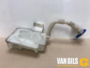Usagé Réservoir lave-glace avant Volkswagen Golf V (1K1) 1.6 FSI 16V Prix € 40,00 Règlement à la marge proposé par Van Gils Automotive