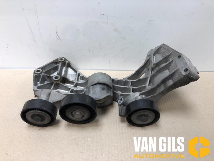 Usagé Support dynamo bas Mercedes A (W168) 1.9 A-190 Prix € 30,00 Règlement à la marge proposé par Van Gils Automotive