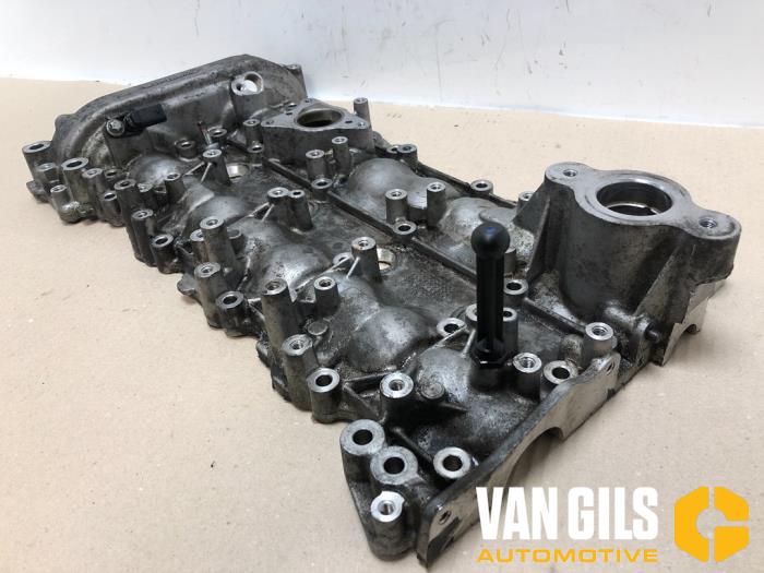 Rocker cover from a Mercedes-Benz A (W176) 2.0 A-45 AMG Turbo 16V 4-Matic 2015