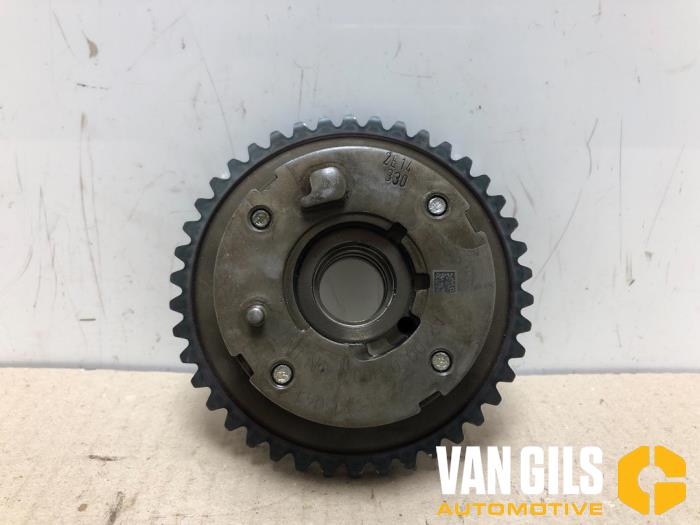 Camshaft sprocket from a Mercedes-Benz A (W176) 2.0 A-45 AMG Turbo 16V 4-Matic 2015