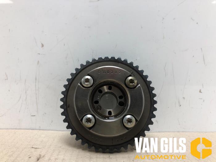 Camshaft sprocket from a Mercedes-Benz A (W176) 2.0 A-45 AMG Turbo 16V 4-Matic 2015