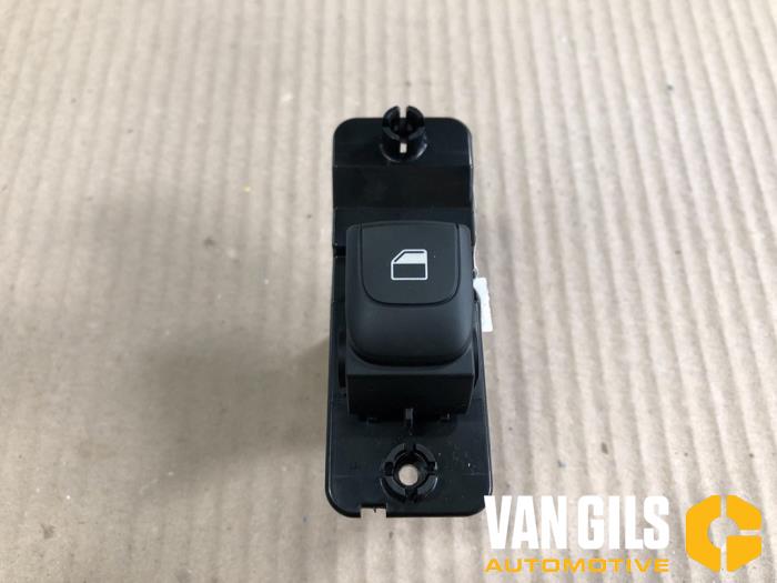 Usados Interruptor de ventanilla eléctrica Kia Stonic (YB) 1.0i T-GDi 12V Eco-Dynamics+ Precio € 30,00 Norma de margen ofrecido por Van Gils Automotive